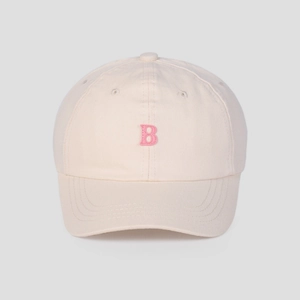 Detailansicht des rosa bestickten Buchstabens B auf einer cremeweißen Baumwollkappe