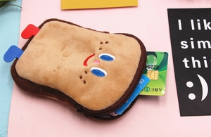 Détail du porte-monnaie toast en peluche montrant le compartiment pour cartes