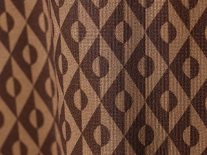 Vue macro d'un tricot à motifs géométriques marron et beige avec détails de texture