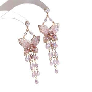 Boucles d'oreilles papillon rose et champagne avec longues franges en or rose