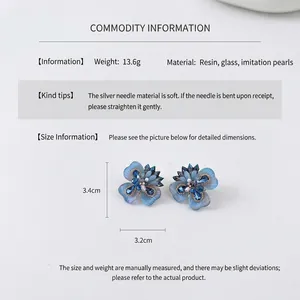 Détail des boucles d'oreilles fleurs papillon bleues avec perles et dimensions