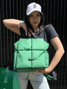 Gros plan détaillé d'un sac à dos matelassé vert à bulles au design spacieux