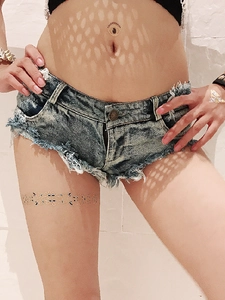 Pantaloncini di jeans blu sexy a vita bassa con bordi sfilacciati ed effetto lavato