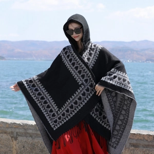 Poncho à capuche ethnique avec motif de cœur et franges noires au bord du lac
