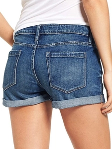 Vista trasera de pantalones cortos vaqueros de tiro alto con dobladillo y bolsillos clásicos