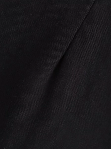 Gros plan du tissu noir en coton mélangé montrant la texture détaillée et les plis doux