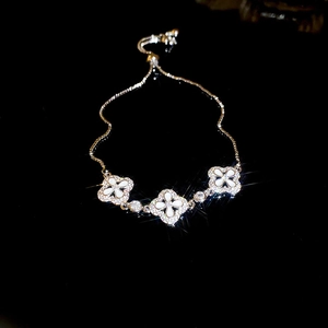 Detailansicht des verstellbaren Kleeblatt-Armbands mit weißer Emaille und Zirkonia