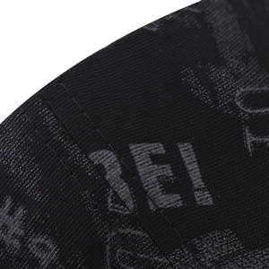 Gros plan d'une casquette de baseball avec broderie W et détails de couture double