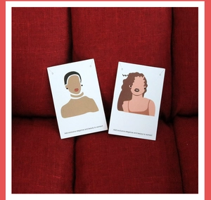 Cartes de présentation de bijoux minimalistes avec illustrations sur tissu rouge