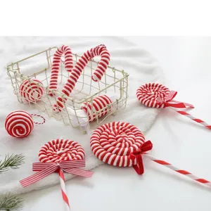 Détails d'ornements de Noël en velours rouge et blanc incluant sucres d'orge et bonbons