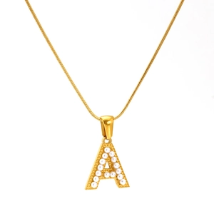 Collier doré avec pendentif lettre A et perles sur chaîne en acier titane