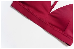 Détail du soutien-gorge de sport bordeaux avec large bande et coutures renforcées