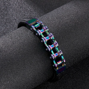 Détail macro du bracelet gourmette arc-en-ciel en acier inoxydable et cuir tressé noir