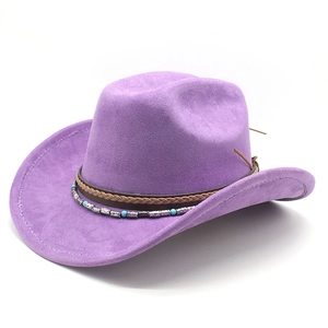 Détail du chapeau de cowboy violet en daim avec chaînes de perles et ruban en cuir