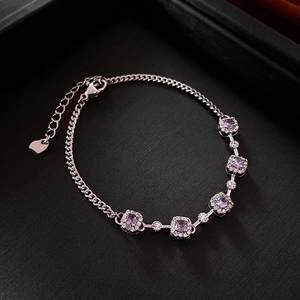 Dettaglio del bracciale argento con zirconi viola e catena regolabile con cuore