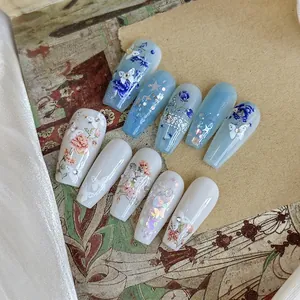 Stickers à ongles en relief bleu et blanc avec motifs papillon et fleur pour manucure