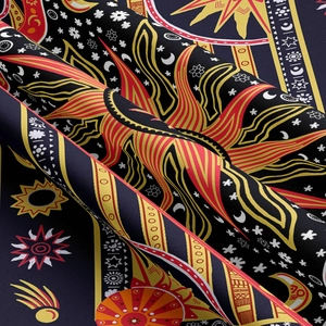 Detail des Hängedekostoffs mit Himmelsmotiven, Sonne und Mond in weicher Webstruktur