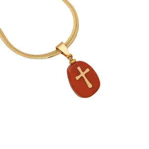 Collana a catena a serpente dorata con ciondolo in pietra rossa e dettaglio a croce