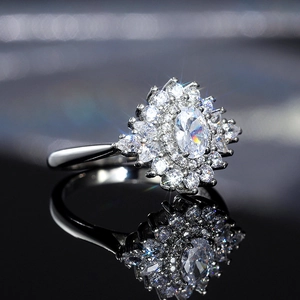 Luxe ovale moissanite ring met cluster halo ontwerp en glanzende zilveren band