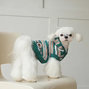 Grüner gestrickter Hundepullover mit Streifen und Bärenaufnäher aus warmem Material