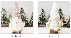 Dettaglio degli gnomi di peluche A e B con luci LED calde su un ceppo di legno rustico