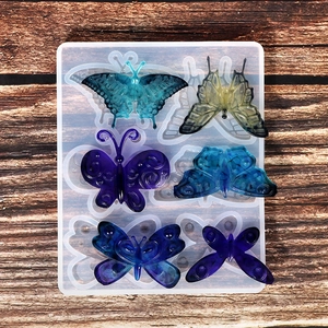 Détail macro de moules en silicone papillon translucides pour bijoux en résine et artisanat