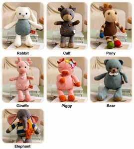 Détails de divers animaux en peluche tricotés main incluant lapins et girafes