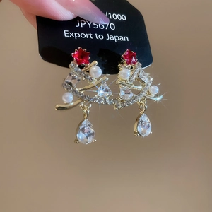 Detail of Christmas tree drop earrings with pearls, zircons and water drop crystal pendant