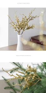 Nahaufnahme goldener Glitzer-Weihnachtsbeeren in einer weißen Vase für die Dekoration