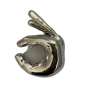 Broche geste OK en métal argenté poli avec style vintage et texture métallique fine