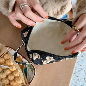 Détail intérieur d'une trousse de toilette en velours à fleurs avec fermeture éclair