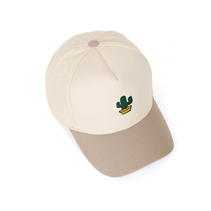 Détail de la casquette trucker à 5 panneaux avec broderie cactus beige et marron