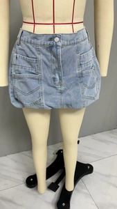 Detail eines hellblauen Jeansrocks mit 3D-Cargo-Taschen und gewaschener Stoffstruktur
