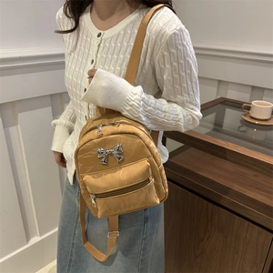Mini zaino senape da donna con fiocco argentato decorativo e texture increspata chic