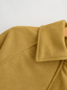 Details von Kragen und Schulternähten an einer senfgelben Bomberjacke aus Wildlederoptik