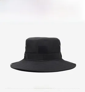 Détail du chapeau de soleil noir avec bord renforcé et logo de montagne pour extérieur