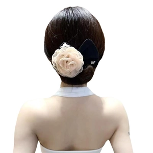 Pince à cheveux fleur de camélia beige et nœud noir pour des coiffures élégantes