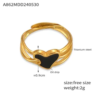 Détail d'une bague en acier titane avec cœur en émail noir et texture artisanale
