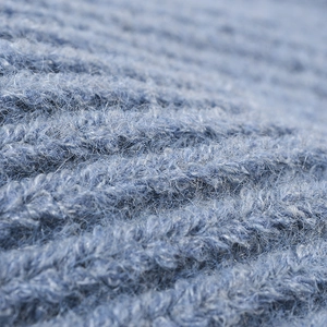 Berretto in maglia a coste azzurro spesso con morbida trama in mohair invernale