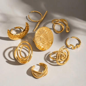 Détail de bagues ajustables en acier inoxydable plaqué or 18 carats, soleil et lune