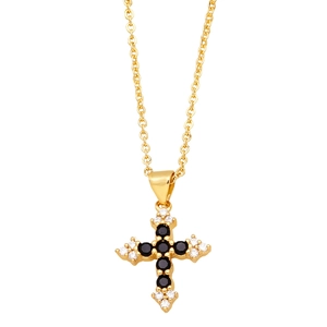 Detailansicht der goldenen Kreuzkette mit fünf schwarzen Steinen und weißen Diamanten
