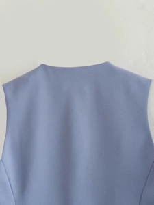 Détail macro de la texture du tissu sergé bleu sur l'encolure dos du débardeur Y2K