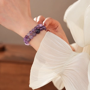 Detail von geschichteten Amethyst-Perlenarmbändern mit 6mm und 8mm lila Edelsteinen