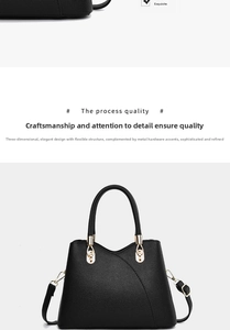 Gros plan sur la texture du cuir noir grainé et les finitions dorées du sac