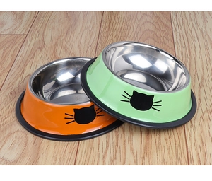 Detail view of the non-slip rubber base and cute cat pattern on stainless steel pet bowls