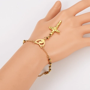 Détail de la bague bracelet plaquée or 18k avec pendentifs cœur et croix religieuse