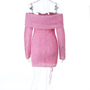 Détail de la robe rose à épaules dénudées avec motif de tissu texturé alvéolé en 3D