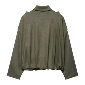 Detailansicht der Rückseite einer olivgrünen Wildlederjacke mit modisch kurzem Schnitt