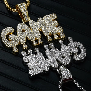 Colliers lettres hip-hop en finition or et argent avec pavage en cristaux brillants
