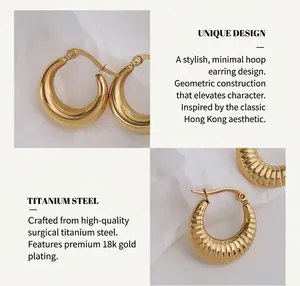 Détail de créoles en acier chirurgical plaqué or 18K et de boucles d'oreilles croissant